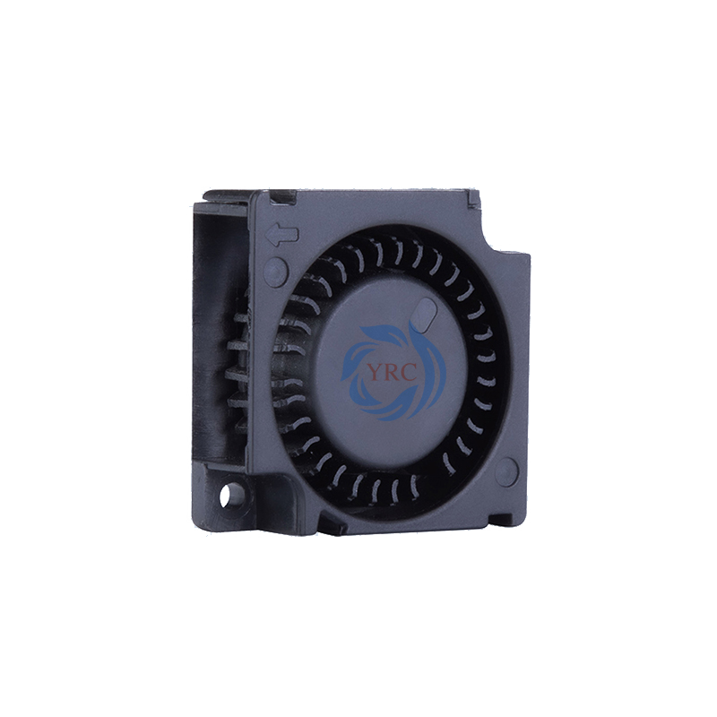 在選擇散熱風扇調(diào)速方式時，如何平衡設備性能與噪音控制